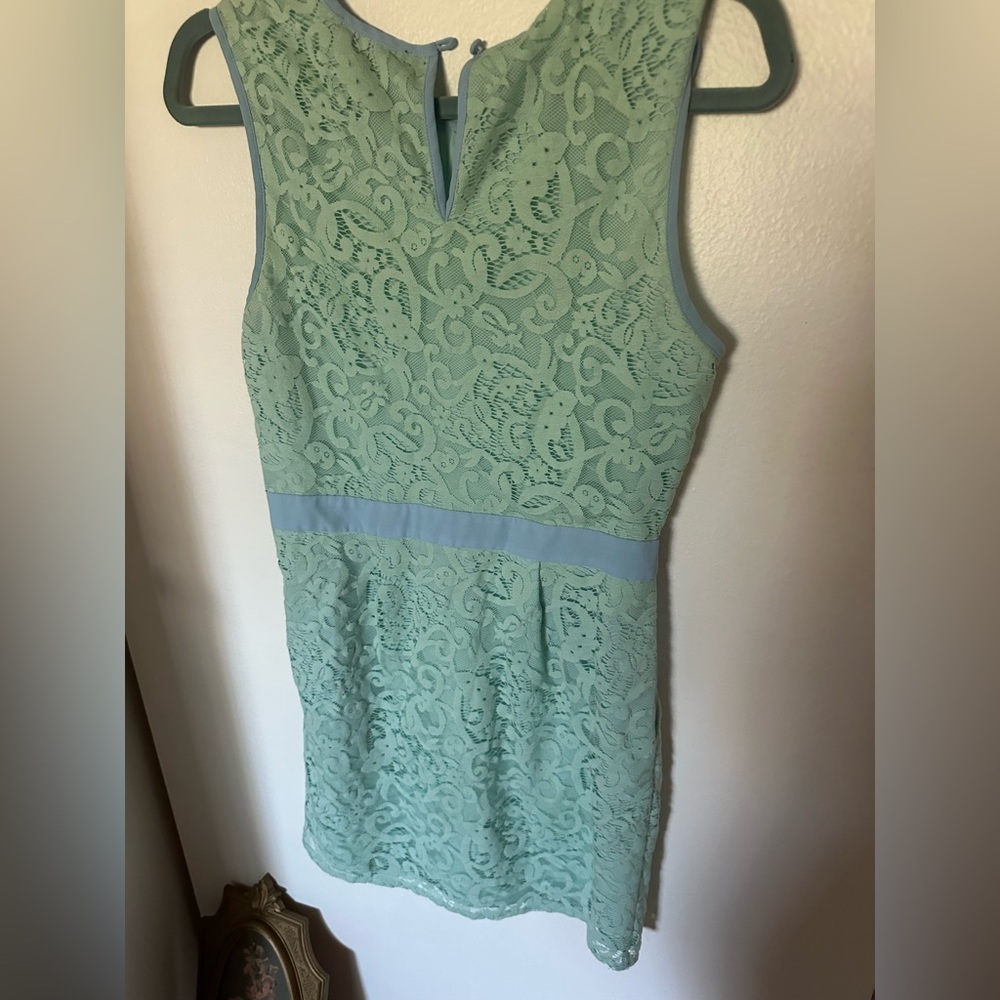 Elegant Lace Sleeveless Dress in Mint Green